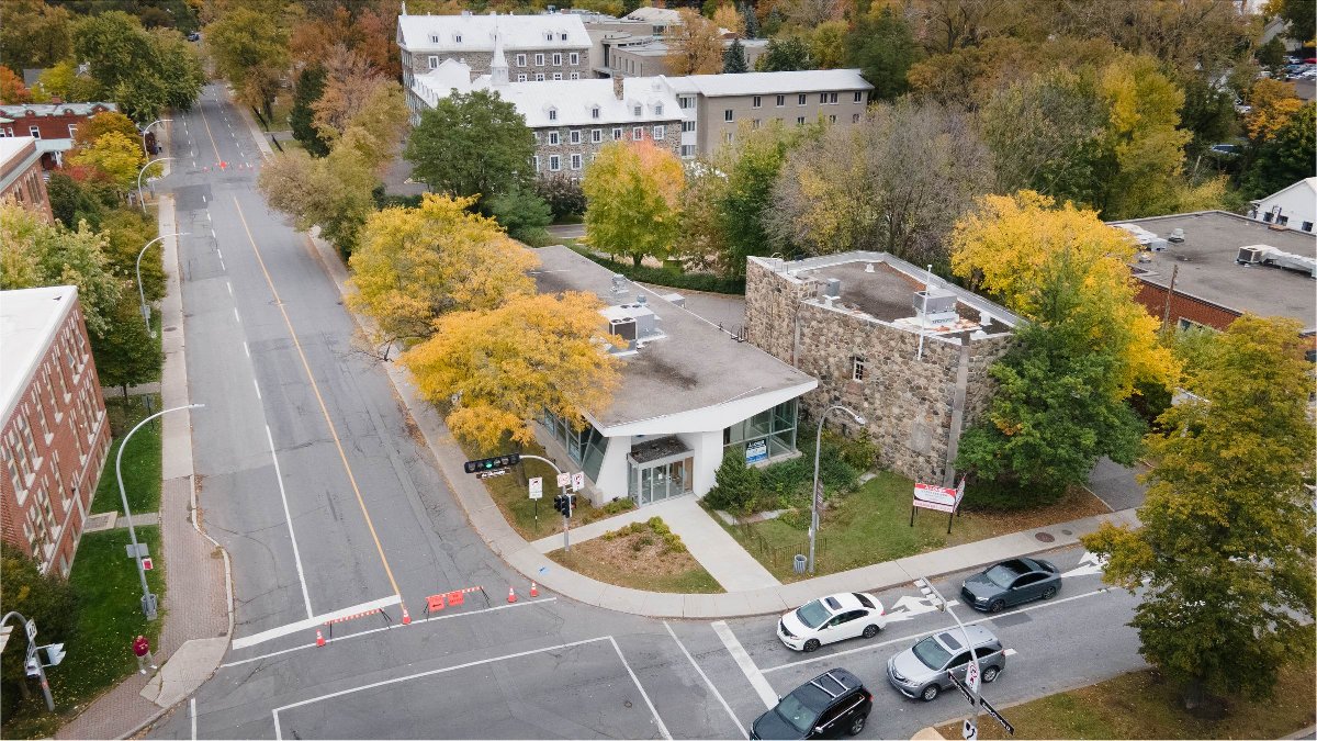 2,875 sqft office in a centennial building in Longueuil