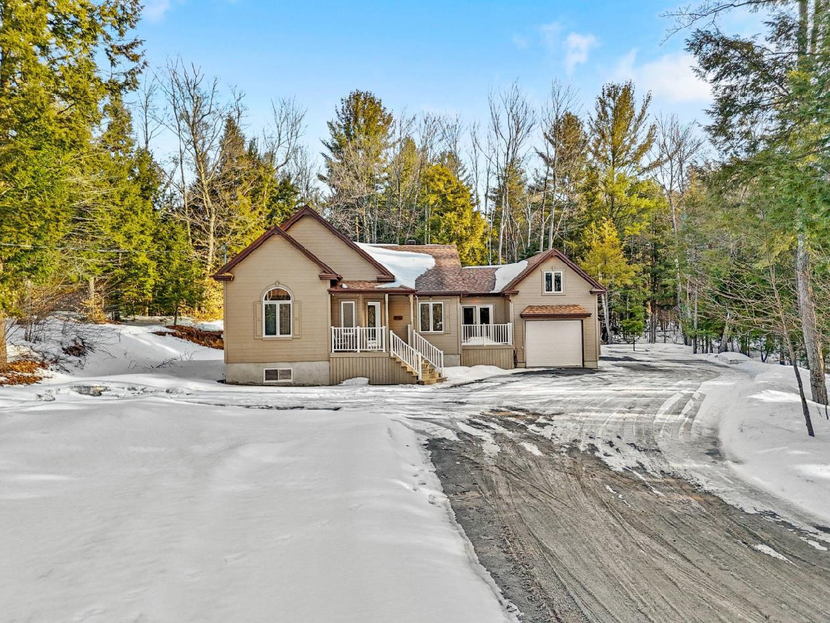 Belle propriété intime, garage, forêt à l'arrière (01) Belle propriété intime, garage, forêt à l'arrière