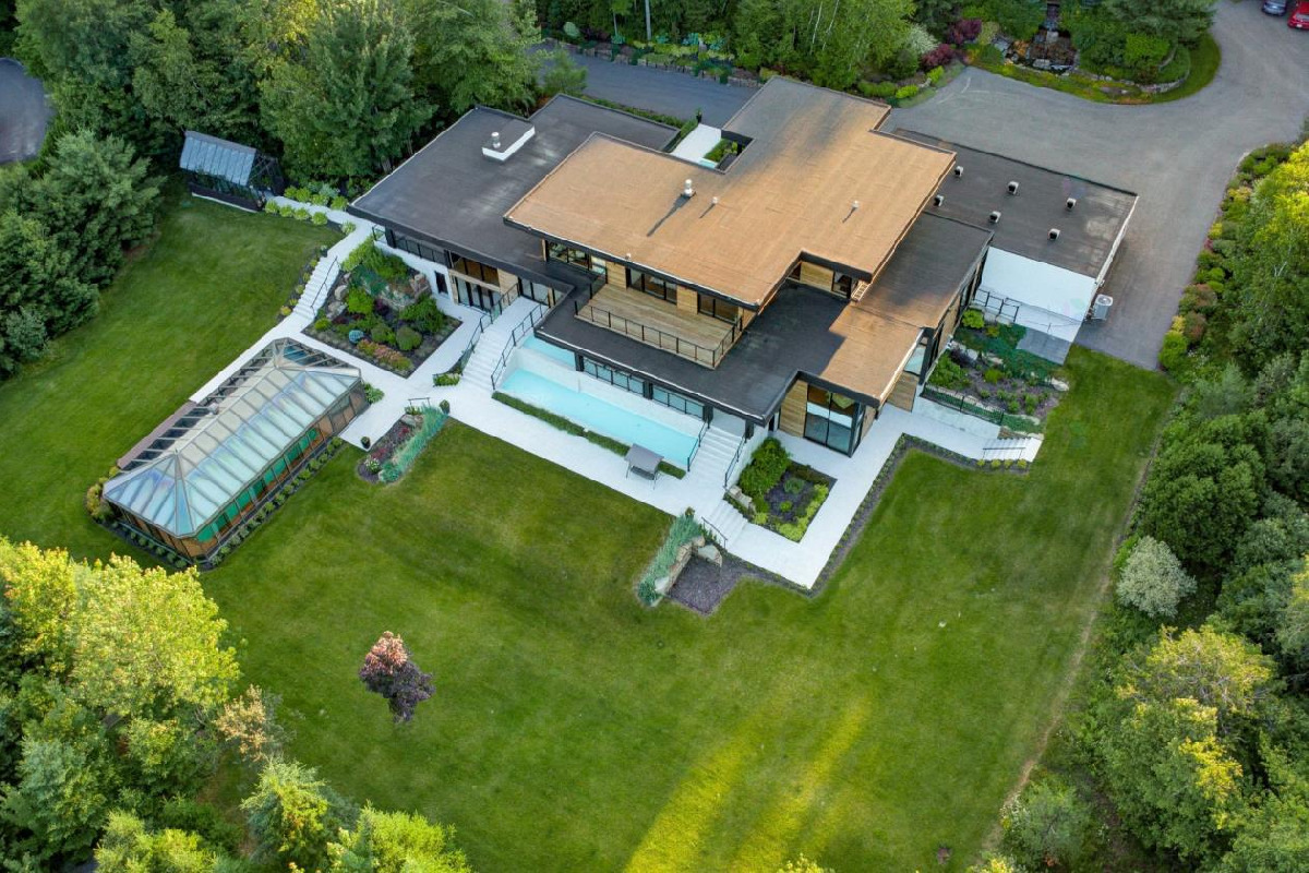 Somptueuse maison au bord de l'eau dans les Laurentides (2) Somptueuse maison au bord de l'eau dans les Laurentides