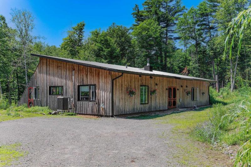Maison pour adeptes d'autosuffisances 10 acres Laurentides (2) Maison pour adeptes d'autosuffisances 10 acres Laurentides